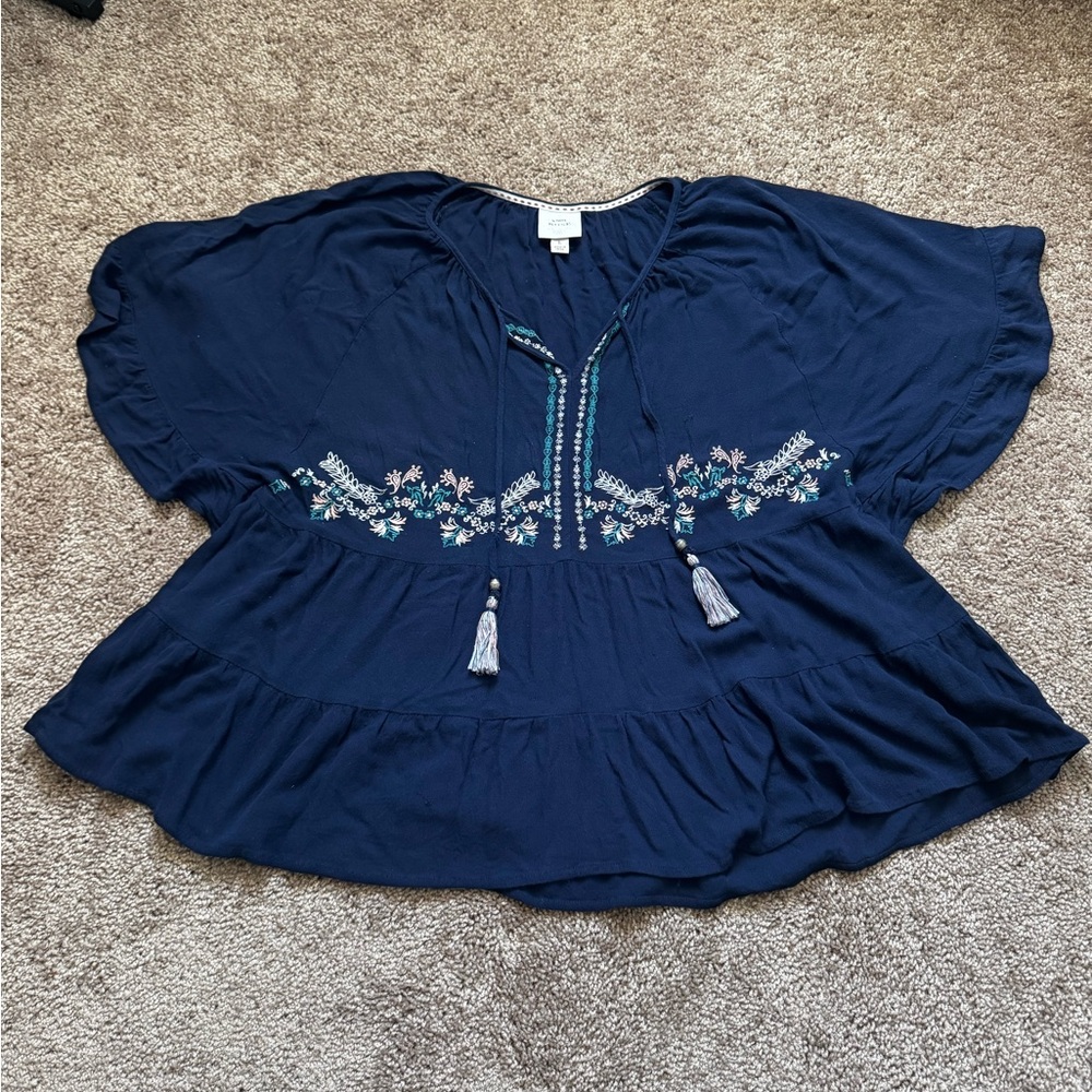 Knox Rose Blue Floral Detailed Flutter Empire Waist Blouse- Sz L. Boho chic luxe